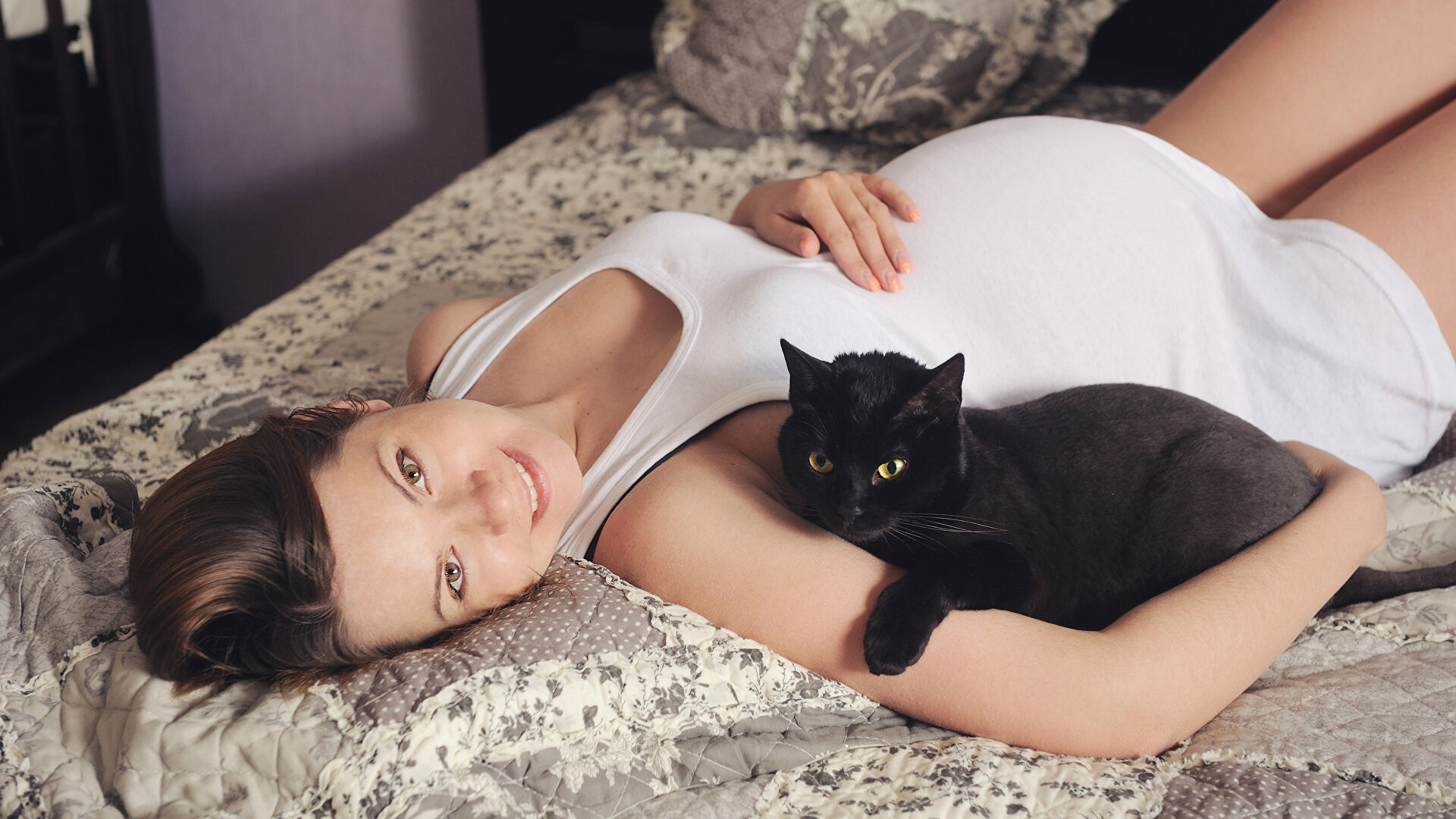 Беременная женщина лежит на кровати с кошкой - РИА Новости, 1920, 19.12.2017